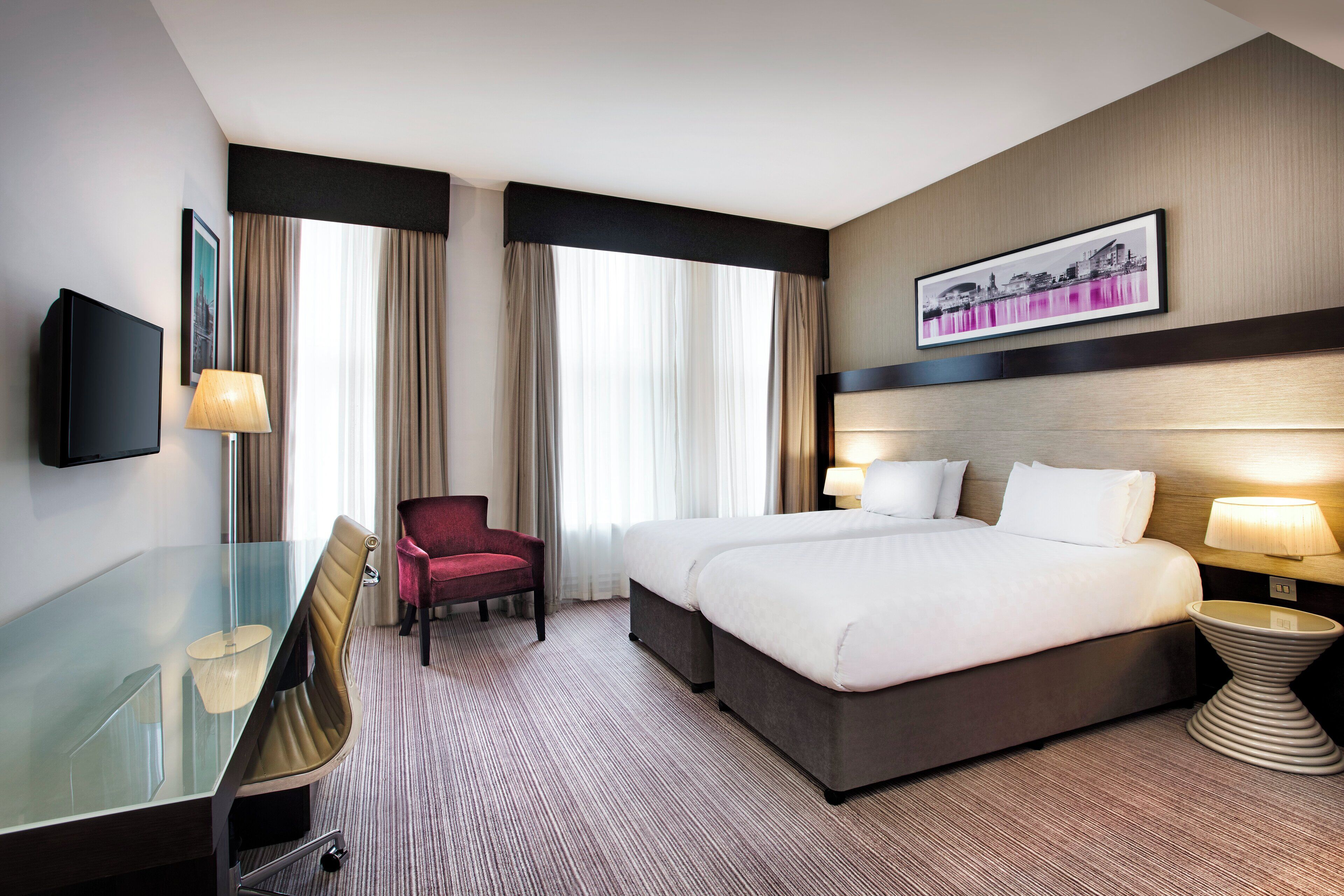 Escritorio, tabla de planchar con plancha, wifi gratis y ropa de cama