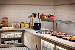 Serveert ontbijt, lunch, diner, Britse gerechten