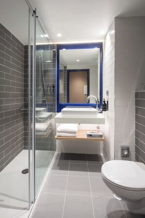 Shower, hair dryer, towels - Holiday Inn Express and Suites Lisbon Principe Real by IHG (Lisbon)