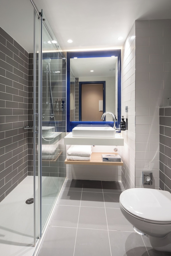 Shower, hair dryer, towels - Holiday Inn Express and Suites Lisbon Principe Real by IHG (Lisbon)