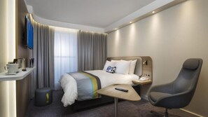 Escritorio, tabla de planchar con plancha, wifi gratis y ropa de cama 