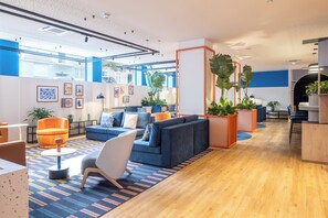 2 bares y 1 salón en el vestíbulo