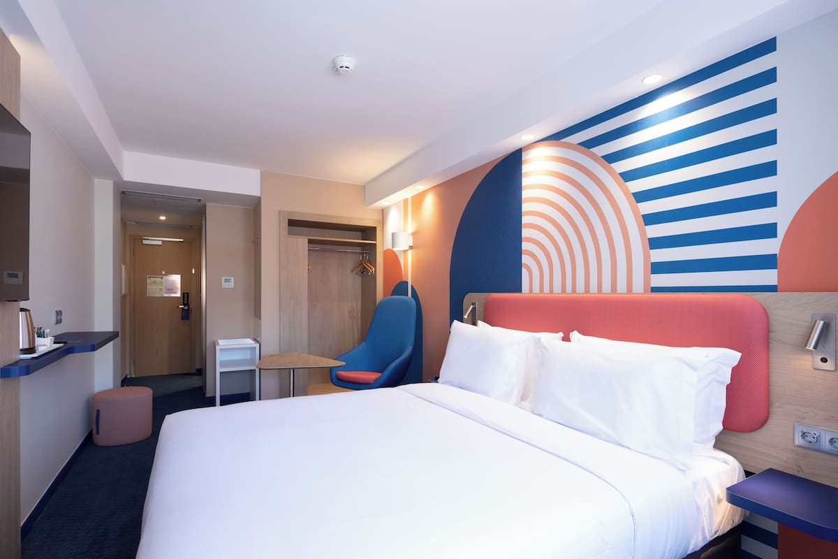 Habitación estándar, 1 cama de matrimonio, balcón | Escritorio, tabla de planchar con plancha, wifi gratis y ropa de cama