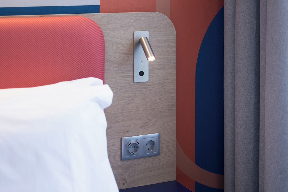 Habitación estándar | Escritorio, tabla de planchar con plancha, wifi gratis y ropa de cama