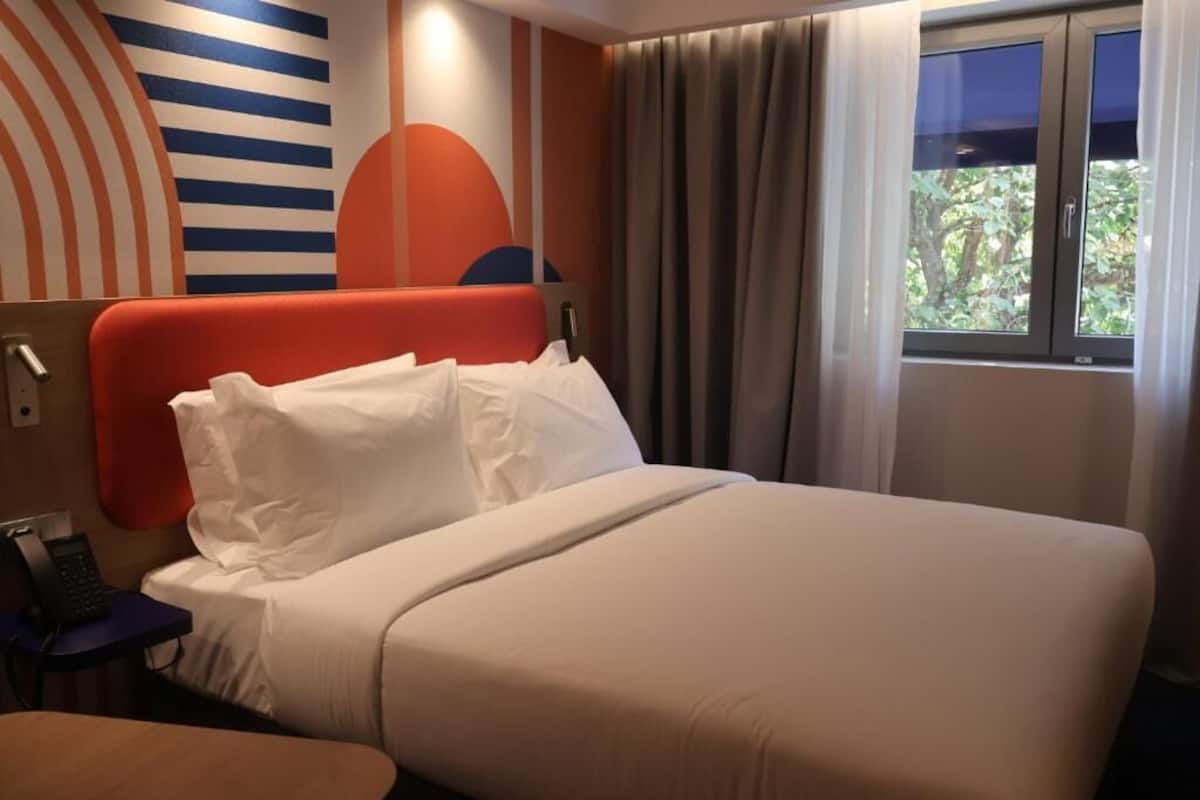 Desk, iron/ironing board, free WiFi, bed sheets