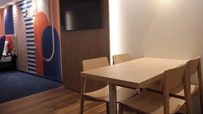 Bàn, bàn ủi/dụng cụ ủi quần áo, truy cập Internet không dây miễn phí 