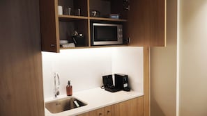 Escritorio, tabla de planchar con plancha, wifi gratis y ropa de cama