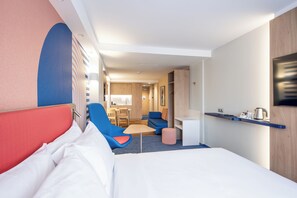 Suite, 1 letto queen, balcone | Una scrivania, ferro/asse da stiro, Wi-Fi gratuito, lenzuola