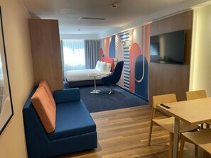 Escritorio, tabla de planchar con plancha, wifi gratis y ropa de cama 