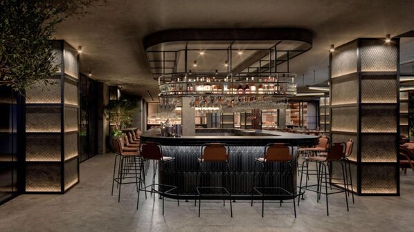 2 bars/lounges, lobby lounge