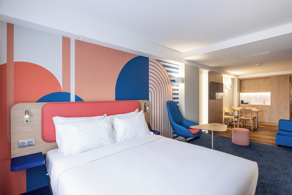 Suite, 1 cama de matrimonio, balcón | Escritorio, tabla de planchar con plancha, wifi gratis y ropa de cama
