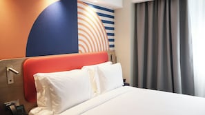 Een bureau, een strijkplank/strijkijzer, gratis wifi, beddengoed
