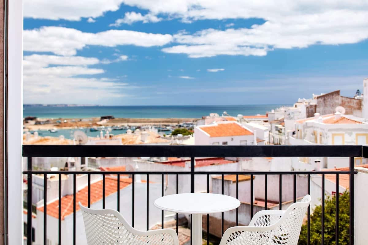 Minibar, värdeförvaringsskåp på rummet och skrivbord