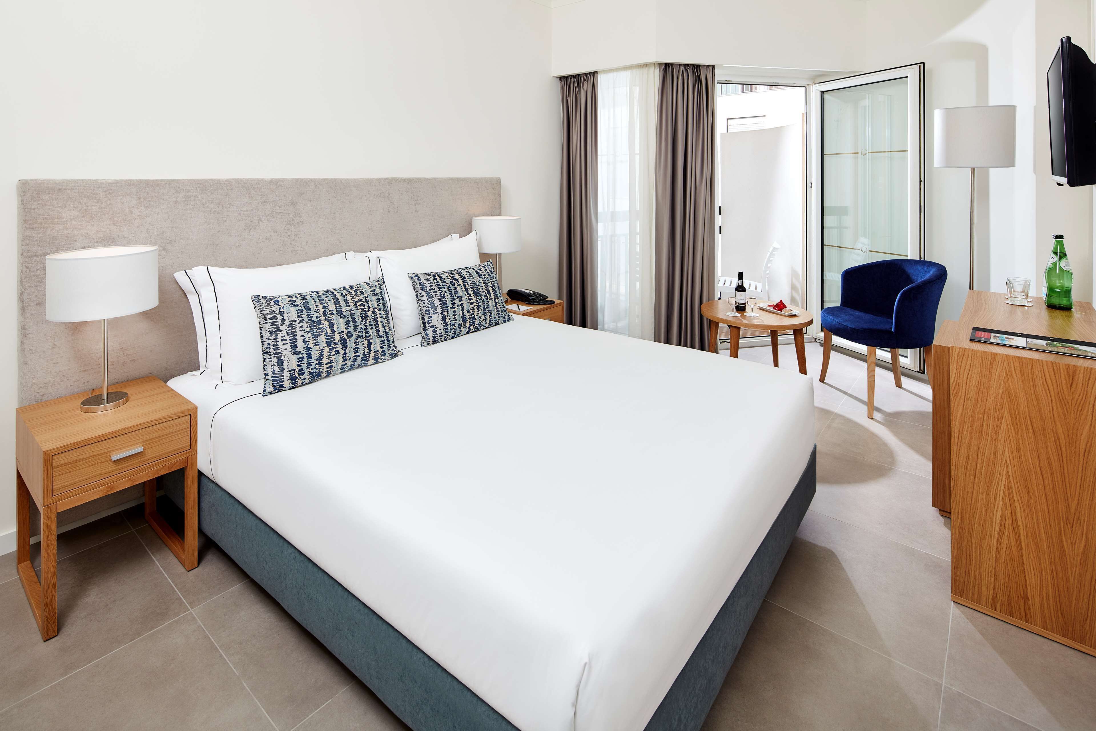 Standard Room | Minibar, in-room safe, desk, blackout drapes