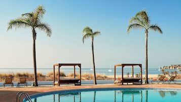 Beach nearby, free beach shuttle, sun-loungers