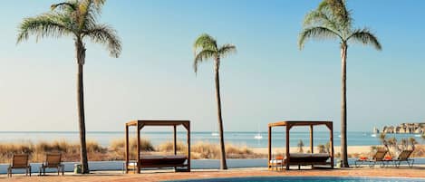 Gần bãi biển, xe đưa đón đến bãi biển miễn phí, ghế dài tắm nắng