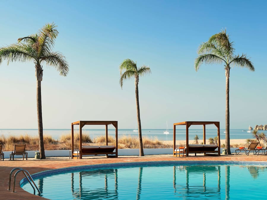 Beach nearby, free beach shuttle, sun-loungers