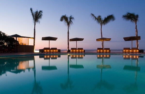 Piscine intérieure, parasols, chaises longues