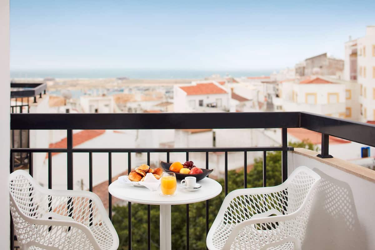 Minibar, värdeförvaringsskåp på rummet och skrivbord