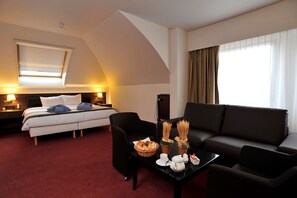 Junior Suite, 2 Twin Beds | Minibar, in-room safe, desk, laptop workspace