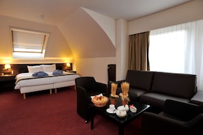 Junior Suite, 2 Single Beds | Minibar, in-room safe, desk, laptop workspace