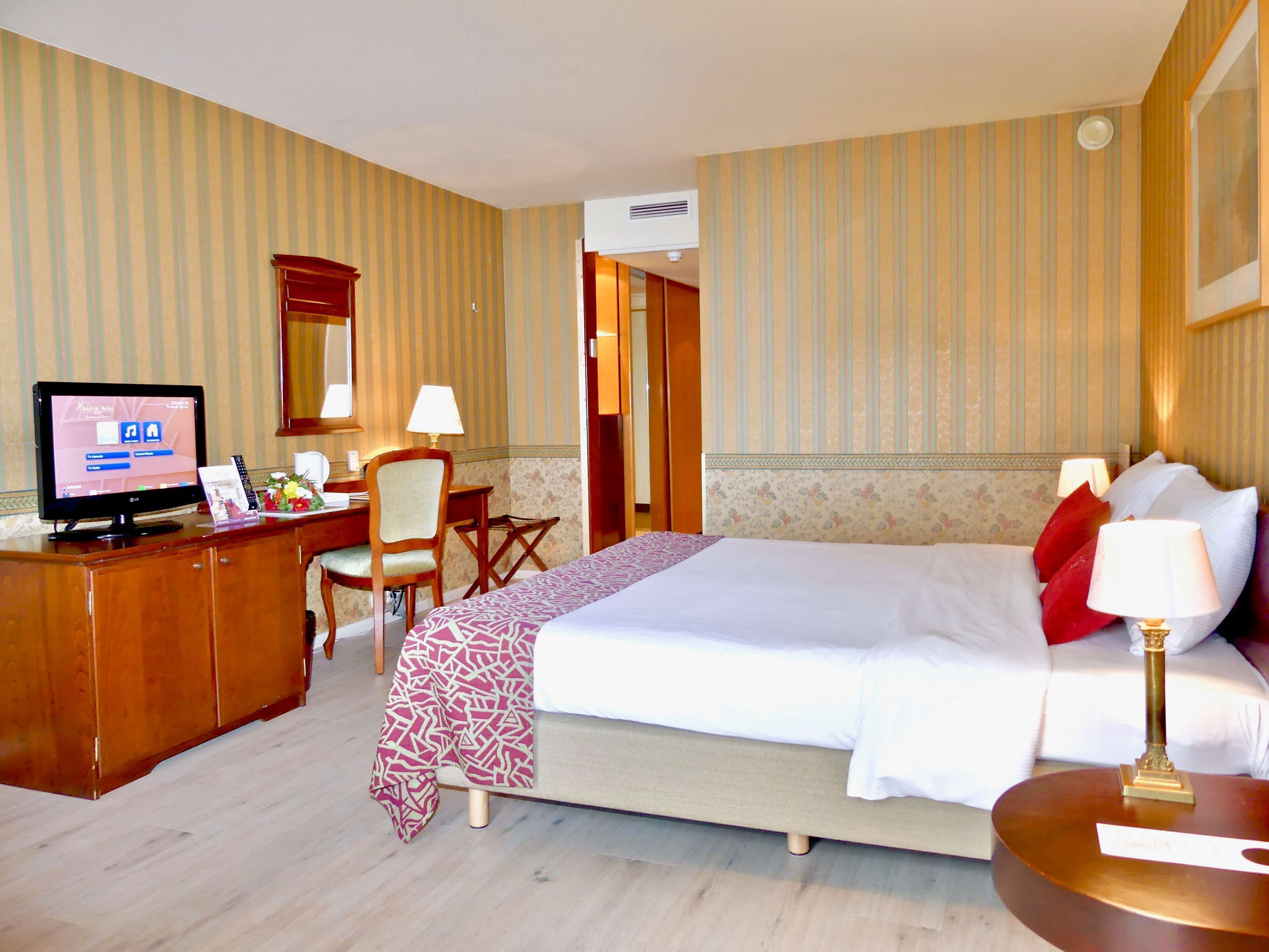 Frigobar, cofres nos quartos, escrivaninha