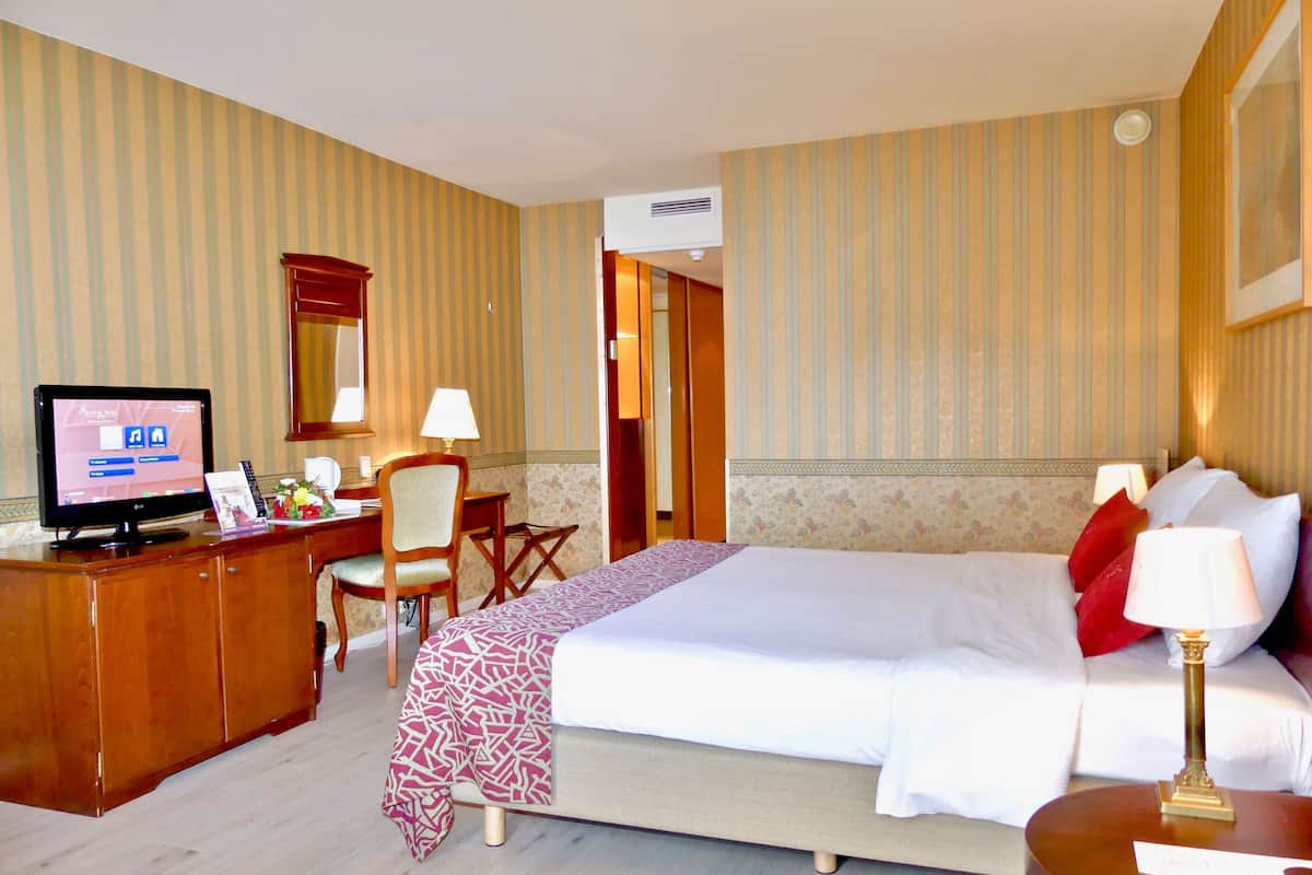 Frigobar, cofres nos quartos, escrivaninha