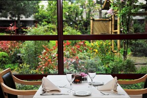 Garden views, open daily - Golden Tulip De' Medici Hotel (Bruges)