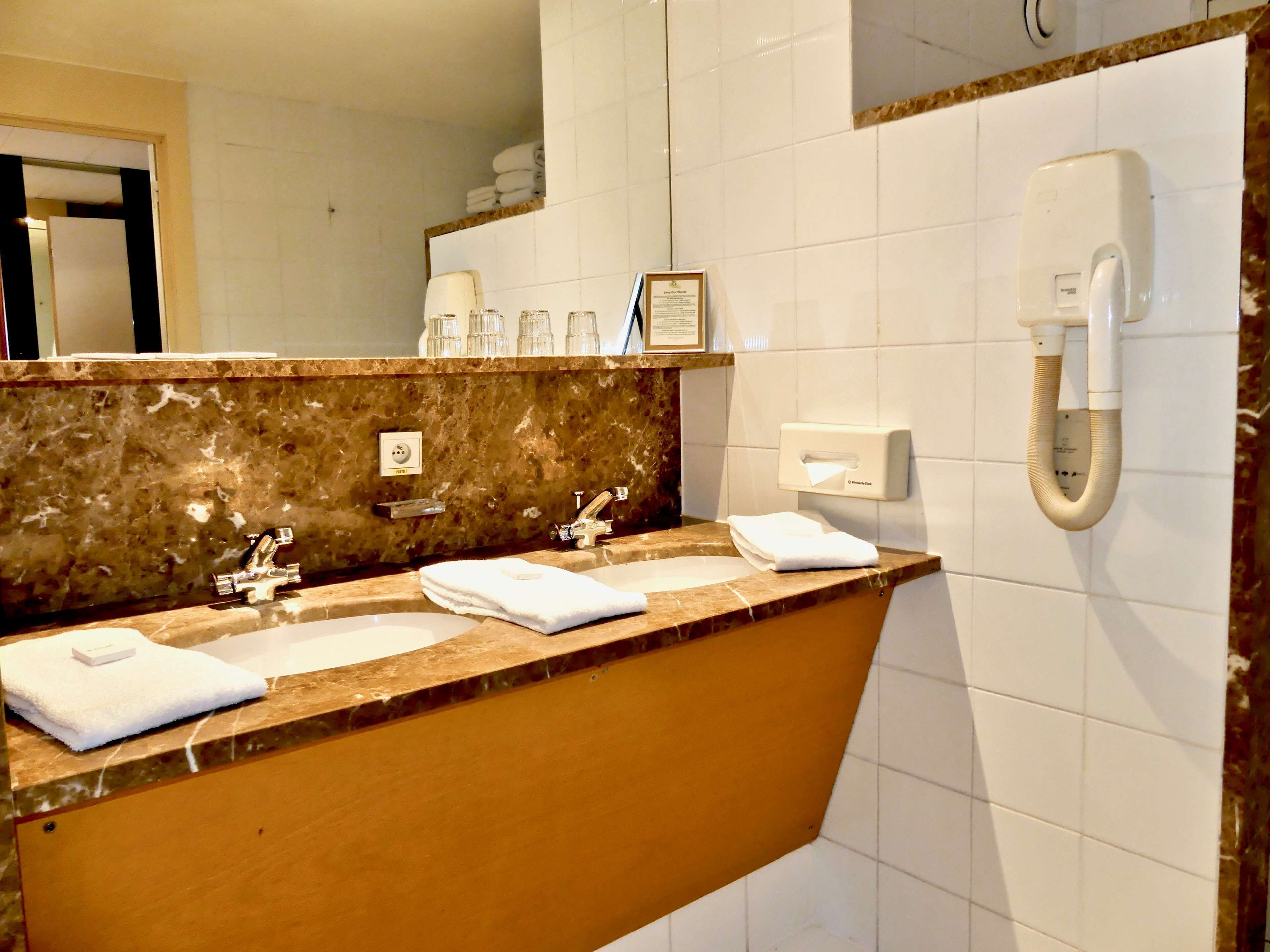standard room, 3 single beds | bathroom | shower, eco-friendly toiletries, hair dryer, towels