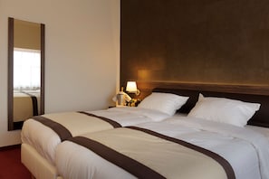 Comfort Room, 2 Single Beds | Minibar, in-room safe, desk, laptop workspace - Golden Tulip De' Medici Hotel (Bruges)