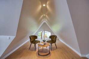 Suite junior, 1 cama de matrimonio grande | Minibar, caja fuerte, escritorio y espacio para trabajar con un portátil