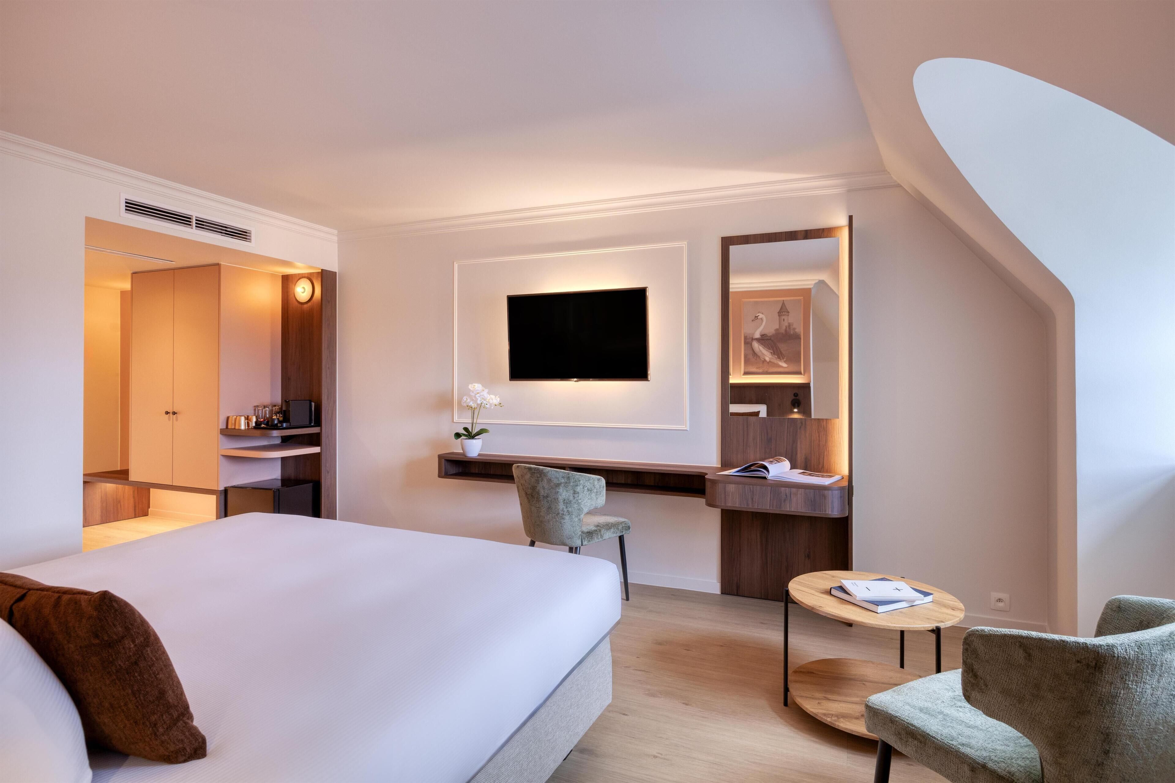 Standaard kamer, 1 tweepersoonsbed met slaapbank | Een minibar, een kluis op de kamer, een bureau, een laptopwerkplek