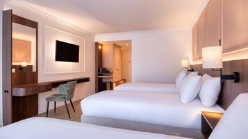 Quarto superior, 3 camas de solteiro | Frigobar, cofres nos quartos, escrivaninha
