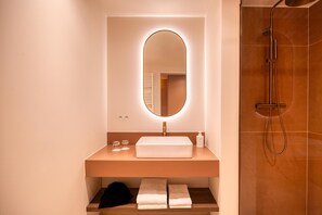 Shower, eco-friendly toiletries, hair dryer, towels - Golden Tulip De' Medici Hotel (Bruges)