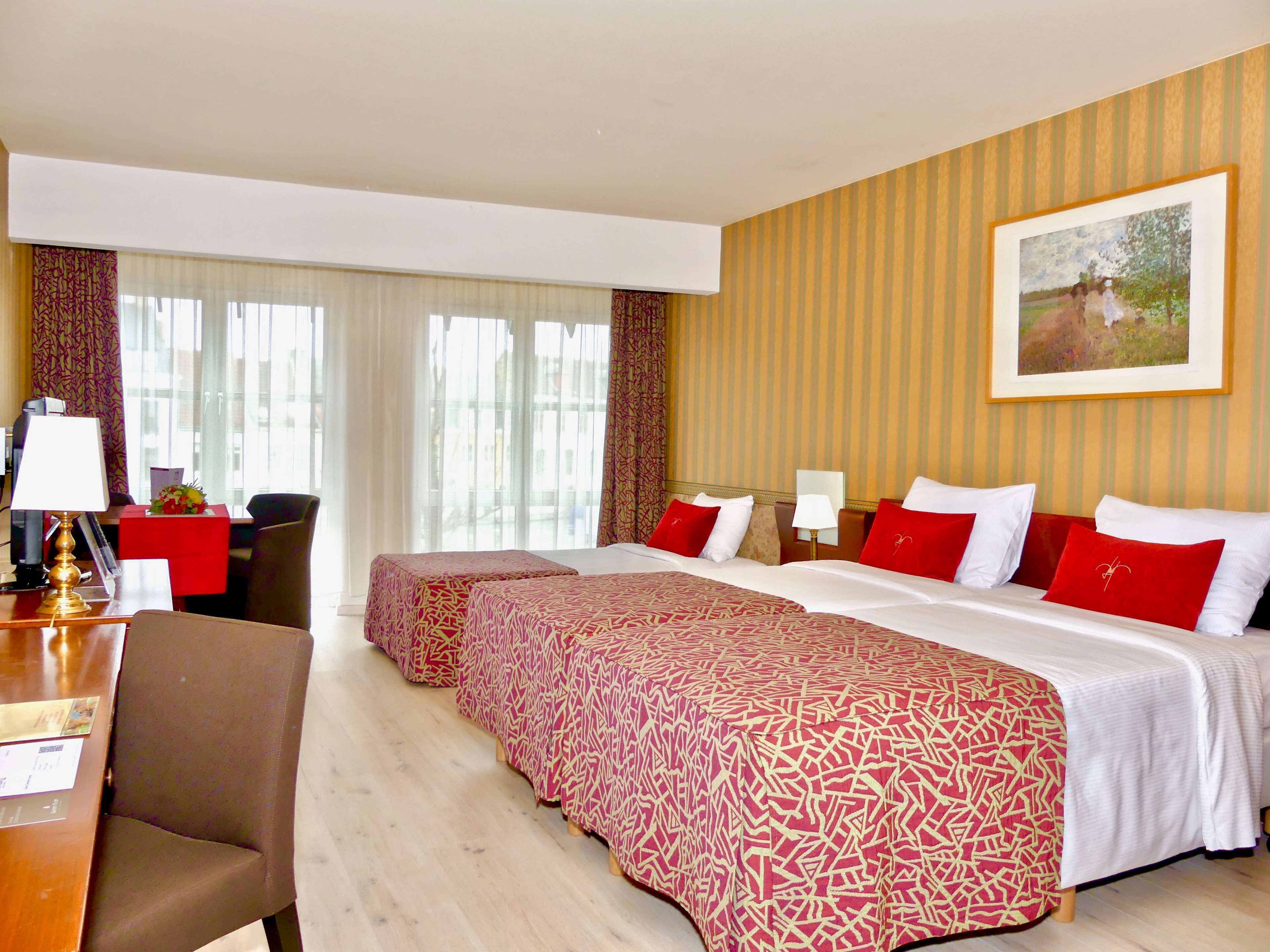 Minibar, coffres-forts dans les chambres, bureau