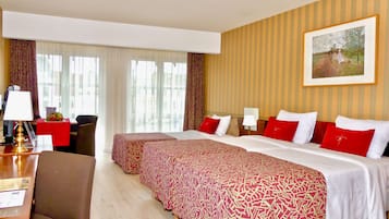 Minibar, coffres-forts dans les chambres, bureau