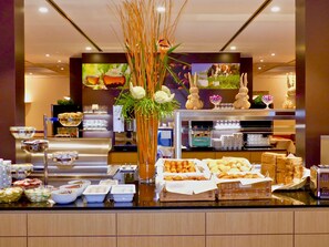 Daily full breakfast (EUR 18 per person)