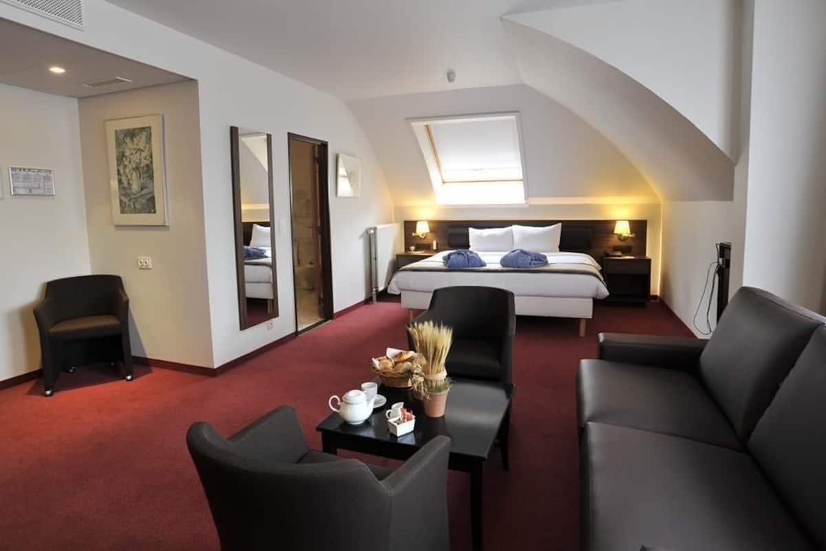 Frigobar, cofres nos quartos, escrivaninha