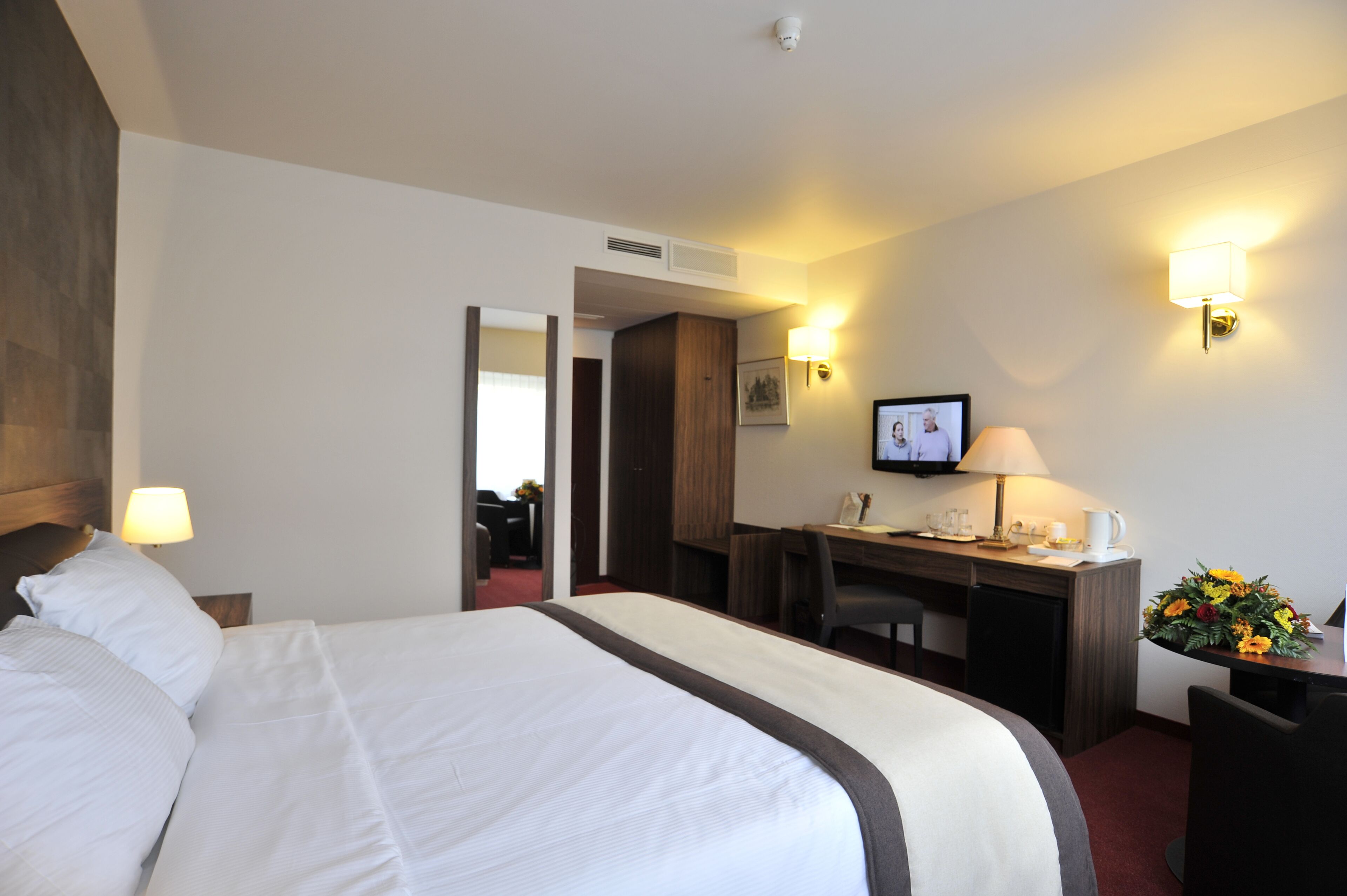 minibar, in-room safe, desk, laptop workspace