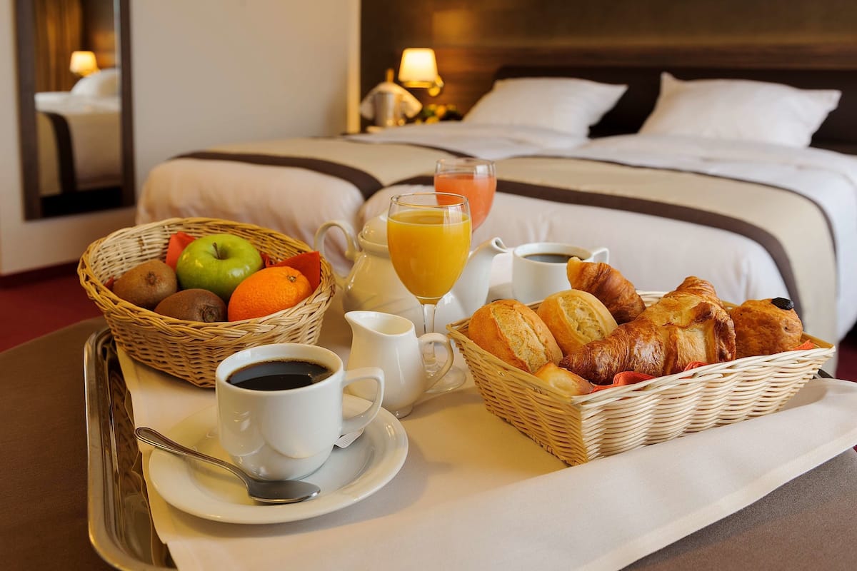 Frigobar, cofres nos quartos, escrivaninha