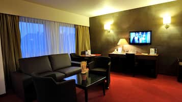 Minibar, coffres-forts dans les chambres, bureau