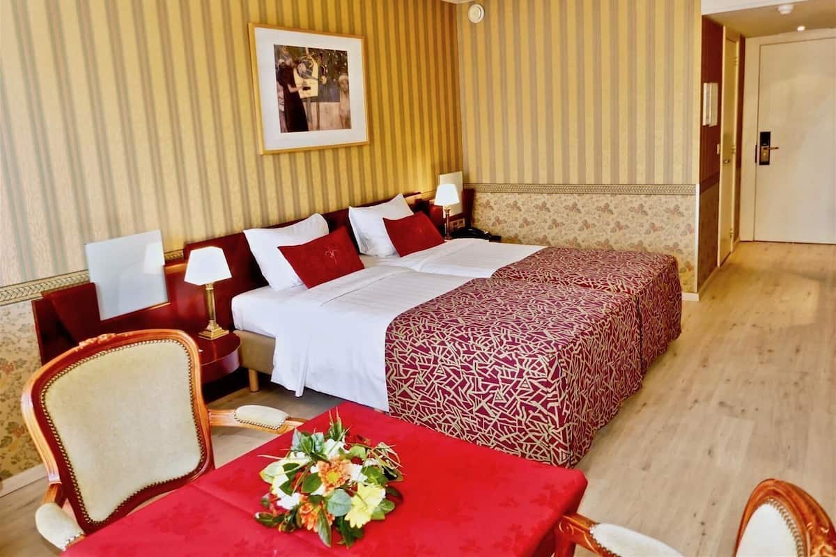 Frigobar, cofres nos quartos, escrivaninha