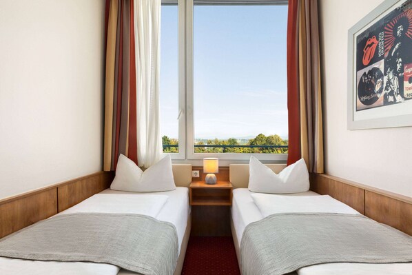 Comfort-Zweibettzimmer | Allergikerbettwaren, Schreibtisch, Verdunkelungsvorhänge