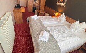 Habitación doble Confort | Ropa de cama hipoalergénica, artículos del minibar gratis y escritorio 