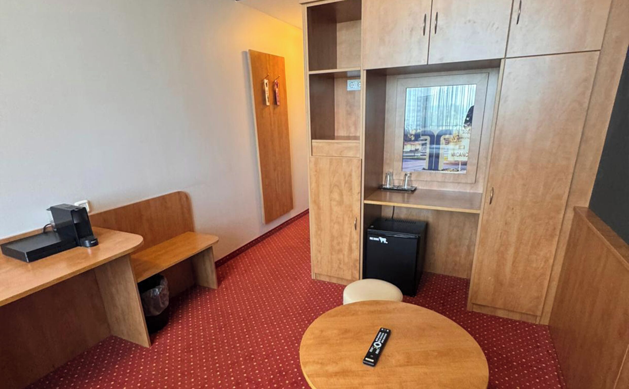 Habitación Confort doble | Ropa de cama hipoalergénica, minibar con artículos gratuitos, escritorio