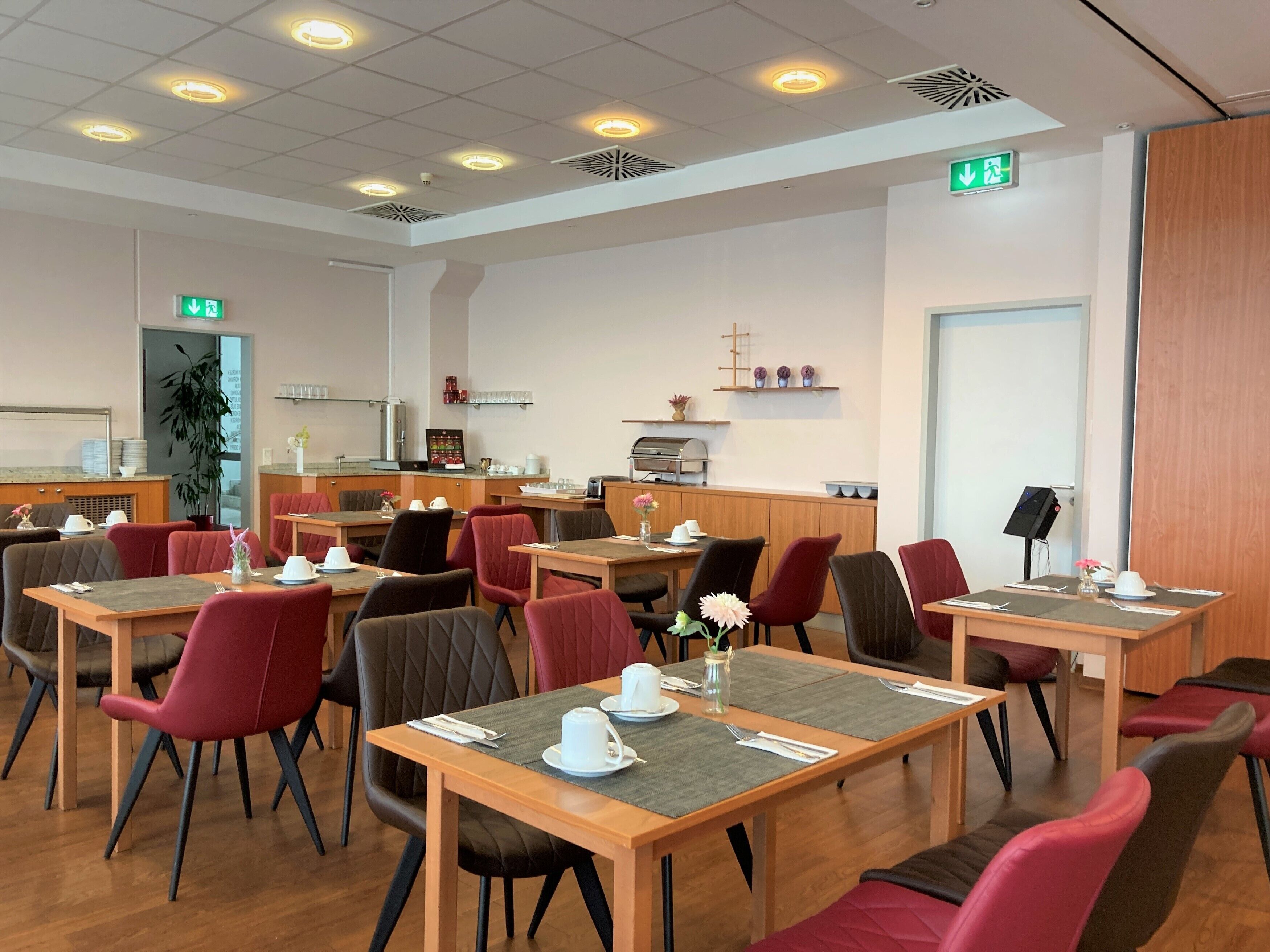 Tägliches Frühstücksbuffet (15 EUR pro Person)