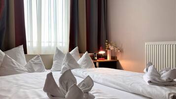 Allergitestade sÀngklÀder, skrivbord och mörklÀggningsgardiner