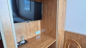 Twin Room | Hypo-allergenic bedding, free minibar, desk, blackout drapes