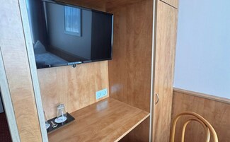 Ropa de cama hipoalergénica y minibar con artículos gratuitos 