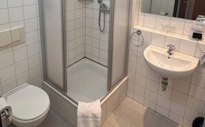 Comfort Double Room | Bathroom | Hair dryer, towels, soap, shampoo